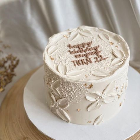 White And Brown Birthday Cake, Cake Top Designs, Buttercream Designs Cake, All White Cake Design, Beige Cake Aesthetic, Nude Cake Ideas, White Cake Decorating Ideas, White Bday Cake, White Chocolate Cake Decoration