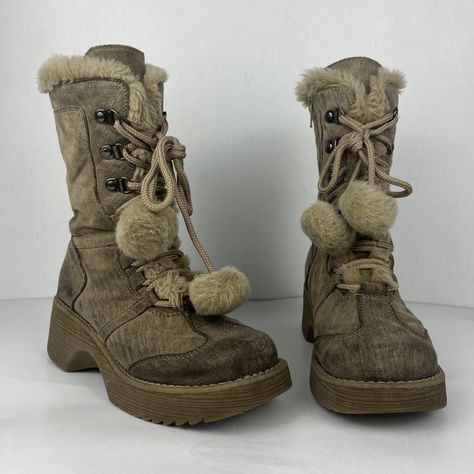 Winter Boots Aesthetic Snow, Boots With Pom Poms, Big Winter Boots, Chunky Snow Boots, Cute Brown Winter Boots, Aesthetic Winter Boots, Winter Boots Aesthetic, Chunky Winter Boots, Fuzzy Winter Boots