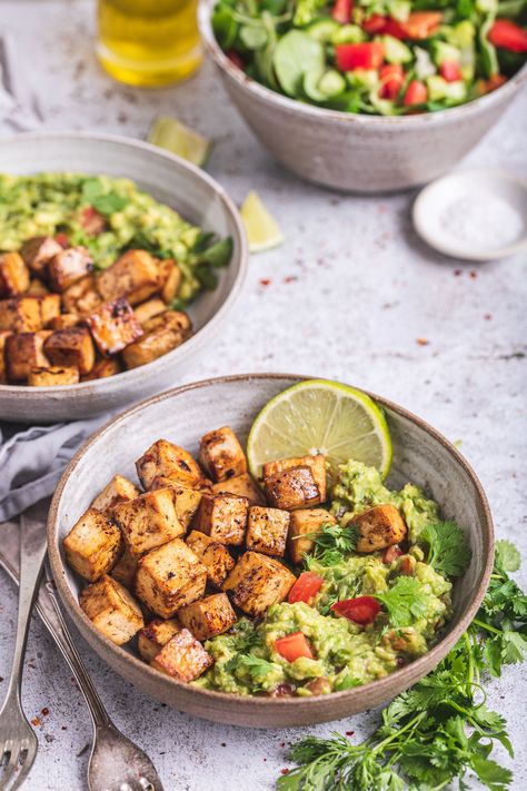 Low Carb Tofu Recipes, Low Carb Tofu, Mexican Tofu, Guacamole Salad, Tofu Recipes Easy, Bowls Recipes, 400 Calorie Meals, Vegetarian Ideas, Vegetarian Mexican