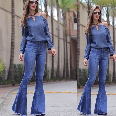 Looks Total Jeans, Bell Bottom Outfits, Boutique Jeans, Flare Jeans Style, Jeans Flared, Flair Jeans, Womens Denim Dress, Hello Fashion, Denim Wear