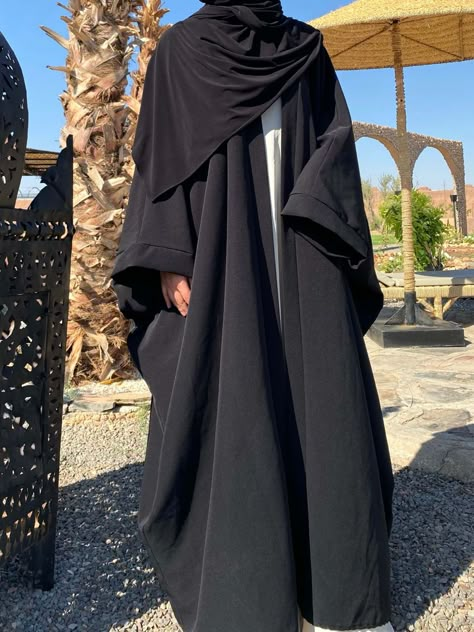 Khaliji Abaya, Abaya Shoes, Black Abaya Aesthetic, Abaya Fashion Modern, Simple Abaya Designs, Designer Abaya, Mode Niqab, Black Abaya Designs, Simple Abaya