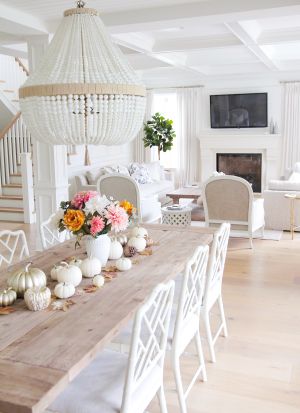 If You Love White Decor, This Home Will WOW You. Farmhouse Chic Living Room, Halloween Dining Room, Coastal Living Rooms, Coastal Living Room, Room Color, Chic Living Room, Chic Living, White Rooms, Dining Room Inspiration