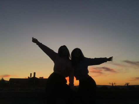 #sky#sunset#sun#friends#poses Cute Sunset Pictures With Friends, People In Sunset, Sunrise Pictures With Friends, Sunset Pictures With Friends, Whimsy House, Sunset Ideas, Sunset Photoshoot Ideas, Sunset People, Bestie Ideas