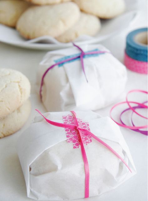 Use parchment paper to wrap your baked goods. Cookie Wrapping Ideas, Christmas Cookies Gift, Cookie Packaging, Cookie Gifts, Pretty Packaging, Cute Cookies, Bake Sale, Wrapping Ideas, Holiday Cookies