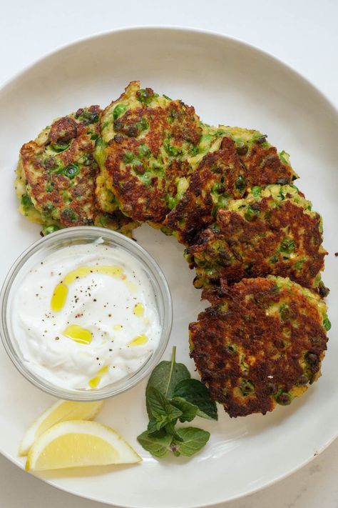 Courgette Fritter, Pea Fritters, Green Dinner, Potato Fritters, Oatmeal Cake, Weekly Meals, Corn Fritters, Zucchini Fritters, Pescatarian Recipes