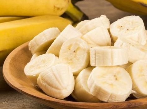 How to Keep Sliced Bananas From Turning Brown - Kitchen Lily How To Store Bananas, Keep Bananas Fresh, Banana Salad, Banana Health Benefits, Vitamin C Tablets, Brown Kitchens, Banana Slice, Fruit Tray, Chicken Casserole