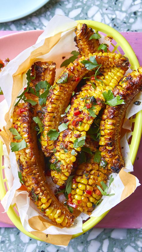 An oval basket full of grilled corn on the cob "ribs" with coriander and chilli sprinkled over. Veggie Barbecue Ideas, Vegan Barbecue Ideas, Veggie Bbq, Maille Mustard, Spicy Butter, Barbecue Ideas, Corn Ribs, Bbq Veggies, Buttery Corn