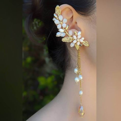 Long Ear Cuff, Latest Bridal Jewellery, Flower Ear Cuffs, Ear Cuff Chain, Most Beautiful Jewelry, Ear Cuff Earrings, Jewellery Trends, Pearls Diy, Contemporary Earrings