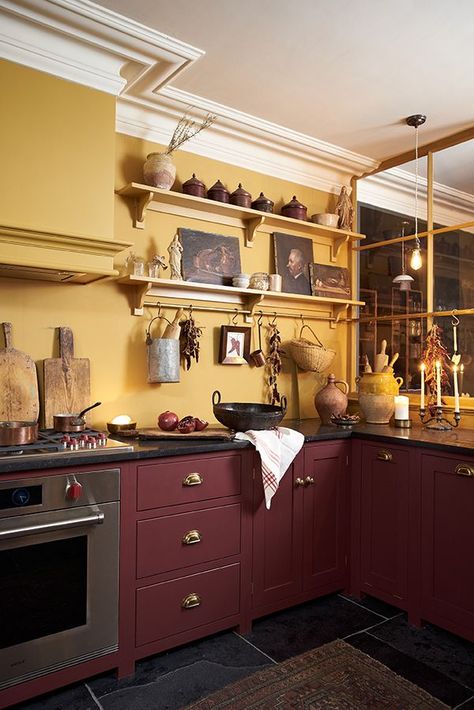 Mediterranean Style Kitchen, Yellow Kitchen Designs, Mustard Yellow Walls, Devol Kitchens, Kabinet Dapur, L Shaped Kitchen, Yellow Kitchen, Small Kitchens, Shaker Kitchen