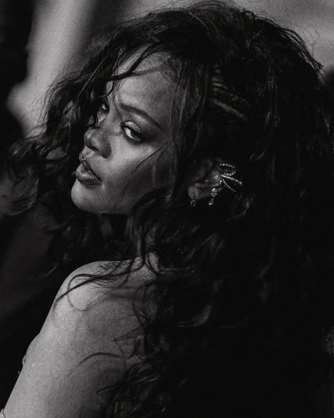 Rihanna Black And White Pictures, Rihanna Black And White, Rihanna Video, Rihanna Riri, Vintage Black Glamour, Rihanna Style, Bad Gal, Rihanna Fenty, Pretty Photos