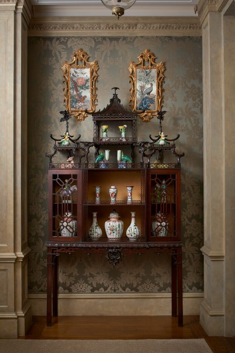 Ann Getty, Chinese Interior Design, Thomas Chippendale, Chippendale Furniture, Chinese Cabinet, Chinese Interior, Chinoiserie Decorating, Georgian Architecture, Manhattan Apartment