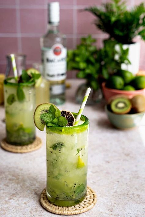 Kiwi Mojito Kiwi Mojito Recipe, Kiwi Mojito, Drink Decorations, Refreshing Summer Cocktails, Mojito Cocktail, Summer Drink Recipes, Mojito Recipe, Kiwi Fruit, Classic Cocktail