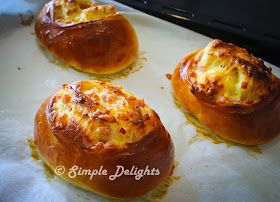 Fresh Yeast Bread Recipe, Japanese Buns, Japanese Bakery, Cheese Bread Recipe, Cheese Buns, Savoury Biscuits, Bacon And Cheese, Biscuit Bread, Yeast Bread Recipes