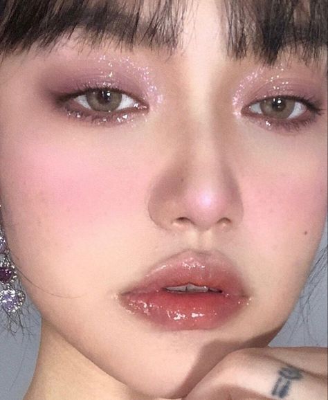 Mauve Pink Makeup, Mauve Douyin Makeup, Cool Toned Pink Makeup, Ethereal Essence Makeup, Baby Pink Blush Makeup, Mauve Eye Makeup, Medium Skin Makeup, Dreamy Makeup Look, Mauve Makeup Look