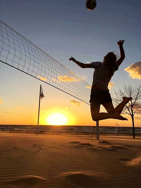 #volleyball #sunset #hitting #spike #photography Volleyball Aethestic, Cool Volleyball Pictures, Volleyball Spiker, Cute Soccer Pictures, Volleyball Room, Volleyball Spike, Volleyball Backgrounds, Spike Volleyball, Volleyball Photography