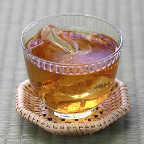 A japanese drink made of cold tea made from roasted barely.Barley tea is a roasted-grain-based infusion made from barley. It is a staple across many East Asian countries such as China, Japan, Korea, and Taiwan. It has a toasty, slightly bitter flavor. In Korea, the tea is consumed either hot or cold, often taking the place of drinking water in many homes and restaurants. Thunder Tea Rice, Korean Barley Tea, Tea Japanese Aesthetic, Japanese Royal Milk Tea, Barley Tea, Tea Japanese, Cold Tea, Japanese Drinks, Asian Countries