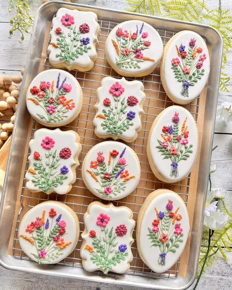 Spring Wedding Cookies Decorated, Flower Graduation Cookies, Spring Time Cookies, Cookie Decorating Flowers, Whimsical Wedding Food, Flower Themed Snacks, Wildflower Wedding Cookies, Plant Cookies Decorated, Floral Wedding Cookies