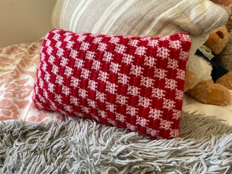 Crochet Pillow Cover Aesthetic, Crochet Pillow Checkered, Crochet Pillow Aesthetic, Crochet Room Decor Aesthetic, Crochet Pillowcase, Crochet Pillow Case, Crochet Blanket Sweater, Crochet Pillow Case Pattern, Preppy Pillows