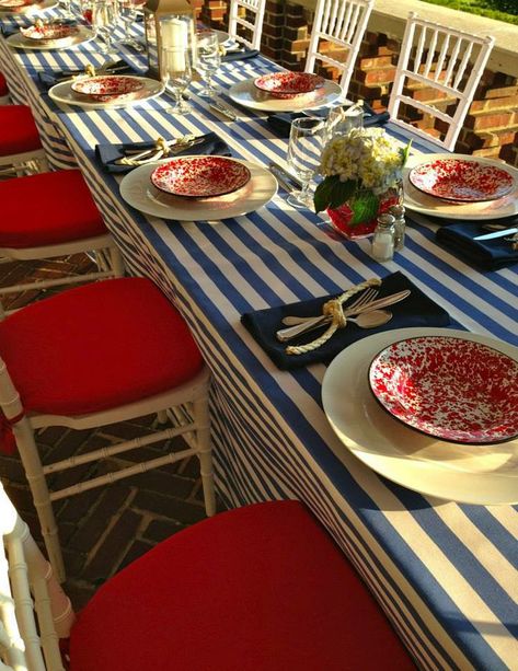 We love this table setting and spread for a lobster or seafood bake. The red, whites, and blues make a great nautical-themed party. Clam Bake Party, Crab Bake, Crab Boil Party, Lobster Party, Seafood Boil Party, Lobster Fest, Seafood Party, Lobster Boil, Boat Rope