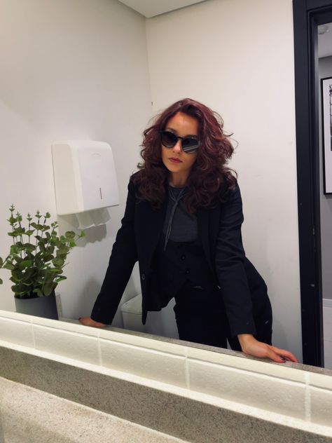 Anthony J. Crowley from Good Omens costume for Halloween! #goodomens #crowley Crowley Good Omens Costume, Crowley Halloween Costume, Female Crowley Fanart, Good Omens Halloween, Crowley Costume Female, Good Omens Costume, Good Omens Halloween Costume, Fem Crowley Cosplay, Crowley Cosplay Female