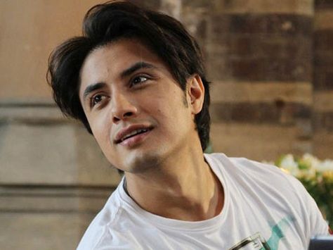 Ali Zafar sings ‘Dear Zindagi’ songs on Facebook to celebrate the release of the film Kunal Kapoor, Ali Zafar, Vintage Bollywood Aesthetic, Man Aesthetic, Well Educated, Dear Zindagi, Vintage Bollywood, Shah Rukh Khan, Bollywood Actors