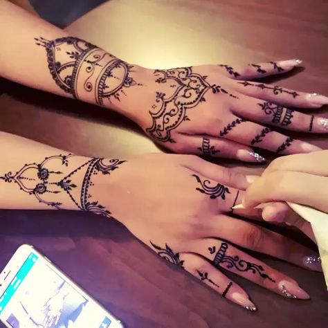 Gorgeous bling nails and henna! @girly_henna✒️ Nails And Henna, Lower Arm Tattoos, Maya Mia, Finger Henna Designs, Henna Tattoo Kit, Henna Tattoo Hand, Beautiful Henna Designs, Finger Tattoo, Tattoo Bracelet