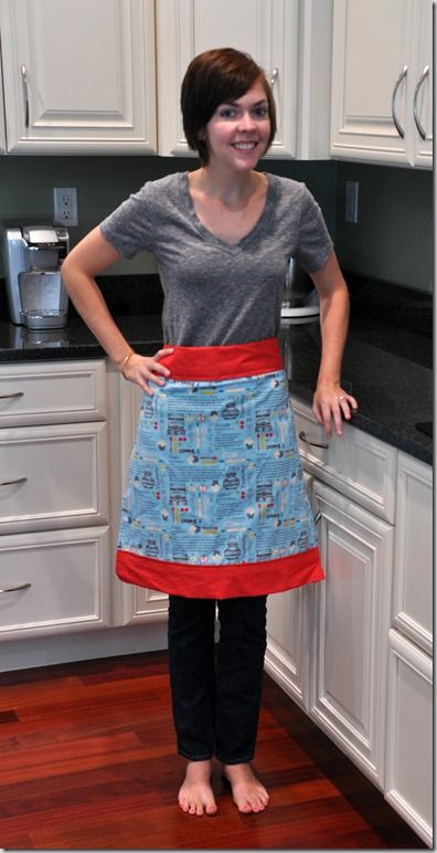 Looks like an easy sewing project... I must make myself one! Apron With Towel Attached Pattern, Half Apron Pattern, Making Aprons, Sew Apron, Half Apron Patterns, Simple Apron, Easy Apron, Apron Patterns, Apron Tutorial