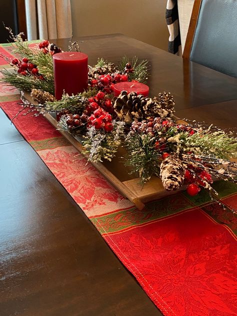 Low Profile Christmas Table Centerpiece, Christmas Centerpieces For Table, Christmas Centre Pieces, Christmas Dining Table Decor, Christmas Centers, Bowl Centerpiece, Christmas Tray, Christmas Dining Table, Christmas Table Centerpieces