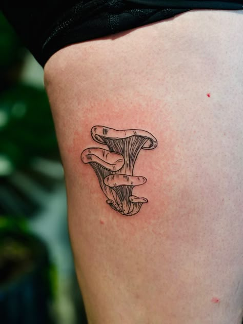 Linework mushroom tattoo Artist: Ink by Ess Detailed Mushroom Tattoo, Mushroom Tattoo Realistic, Mushroom Hand Tattoo, Small Mushroom Tattoo Ideas, Swaggy Drawings, Morel Mushroom Tattoo, Abstract Nature Tattoo, Small Linework Tattoo, Mushroom Tattoos Simple