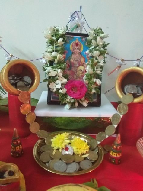 Diwali Pujan At Home, Laxmi Pujan Diwali Decoration, Dhanteras Decoration, Diwali Laxmi Pooja Decoration, Mandir Decoration, Diya Decoration Ideas, Ganesh Chaturthi Decoration, Pooja Decoration, Thali Decoration Ideas