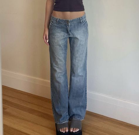 Flared Jeans Outfits, Light Wash Jeans Outfit, Low Rise Wide Leg Jeans, Pants Low Waist, Low Waist Pants, Low Waisted Jeans, Quoi Porter, Low Rise Flare Jeans, Fall Jeans