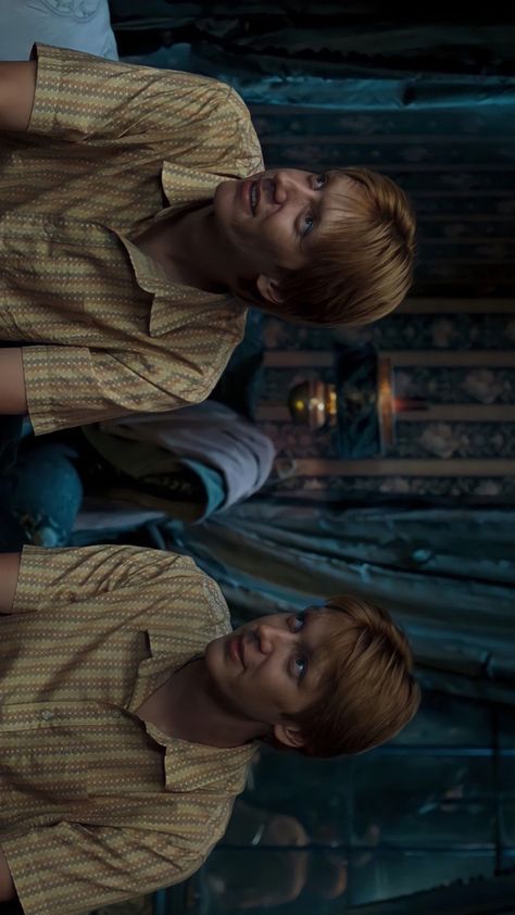 Fred E George Weasley, Posters Harry Potter, George Weasley Aesthetic, Weasley Sweater, Sweater Ornaments, Fred And George, Weasley Aesthetic, Weasley Harry Potter, Harry Potter Wall