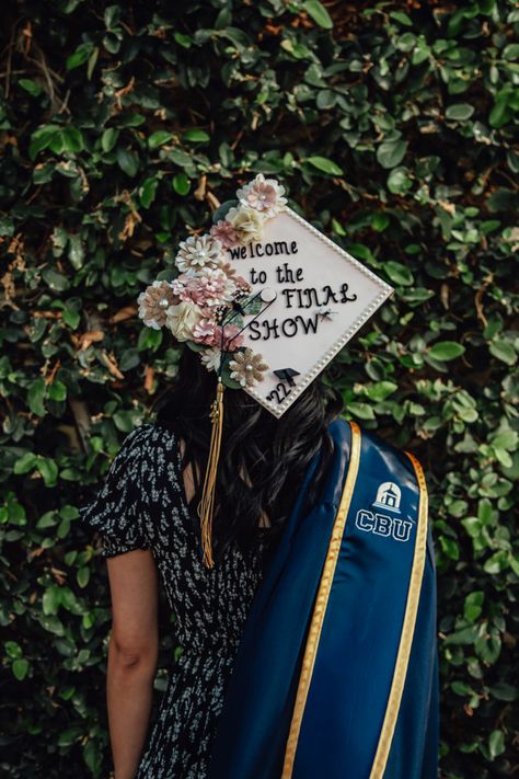 Decorated College Graduation Caps, Harry Styles Cap And Gown, Indie Graduation Cap, Welcome To The Final Show Grad Cap, Harry Styles Senior Pictures, Harry Styles Graduation Quotes, Niall Horan Graduation Cap, Hs Grad Cap, Graduation Cap Harry Styles