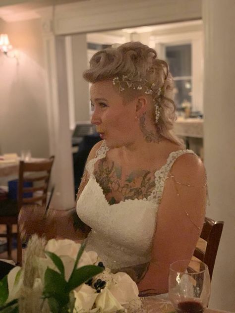 Wedding fancy updo with pearls. Rosette hair from a mohawk. Mullet Wedding Hair, Wedding Mohawk, Edgy Wedding Hair, Short Mohawk, Edgy Wedding, Wedding Hairstyles Bride, Dress Sleeves, Prom Ideas, Short Wedding Hair