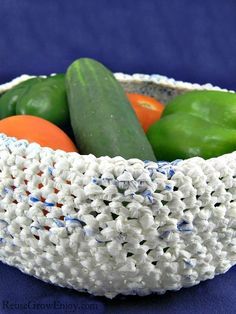 This is so cool! It's a bowl made with plastic grocery bags. If you don't know how to crochet, this is a great project to start with. Your veggies and the earth will thank you. Plarn Crochet, Plarn Projects, Reuse Plastic Bags, Plastic Bag Crafts, Plastic Yarn, Plastic Bag Crochet, Upcycled Bags, Upcycle Plastic, Recycled Plastic Bags