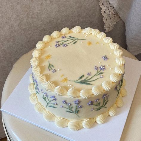 Simple Pretty Cakes Birthday, Vintage Birthday Cakes, Simple Cakes, Pastel Cakes, Simple Cake Designs, Desserts Cake, Birthday Treat, Recipe Cake, Mini Cakes Birthday