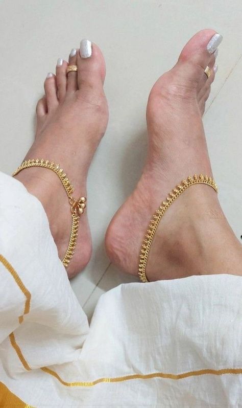 Indian Anklets Gold, Indian Feet Anklets, Gold Anklet Designs Indian, Indian Anklet Aesthetic, Gold Toe Rings Indian, Payal Designs Gold, Gold Payal Design, Leg Chain Anklets, Gold Anklets Indian