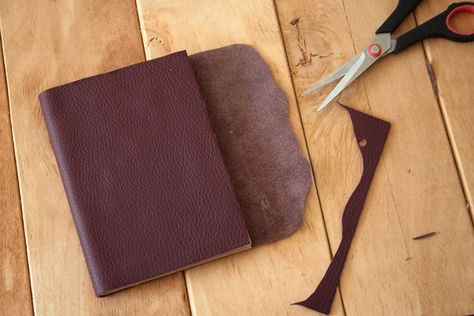 Diy Cape, Easy Books, Diy Notebook, Leather Notebook, Leather Diy, Leather Cover, Leather Working, Notebook, Tote Bag