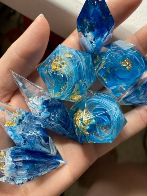 Resin Dice Ideas, Diy Resin Dice, Dice Ideas, Cool Dnd Dice, Dice Making, Dice Goblin, Dnd Crafts, Resin Dice, Dragon Dies