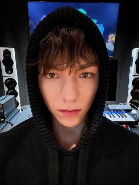 🎧 on X: "https://t.co/ctvlX9glT9" / X Vernon Iconic Outfit, Svt Weverse, Hip Hop Unit, Seventeen Weverse, Seventeen Pics, Vernon Svt, Pledis Seventeen, Lovers Pics, Choi Hansol