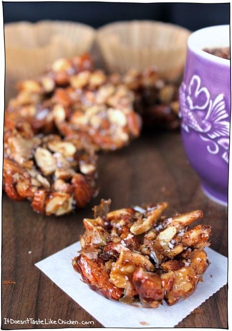 Salted Caramel Maple Nut Clusters - it doesn't taste like chicken Nut Cluster Recipe, Healthy Vegan Dessert, Nut Clusters, Vegan Christmas Cookies, Cheesecake Vegan, Vegan Cookies Recipes, Like Chicken, Cake Vegan, Nut Recipes