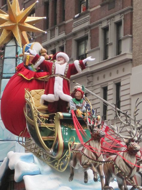 "Macy's Thanksgiving Day Parade '09 (262)" by CubedLink on Flickr - Macy's Thanksgiving Day Parade 2009 with the arrival of Santa Claus. . . Macys Thanksgiving Day Parade Santa, Macy's Parade, Macys Thanksgiving Parade, Macy’s Thanksgiving Day Parade, Holiday Parades, Thanksgiving Parade, Christmas In The City, Christmas Float, Thanksgiving Day Parade