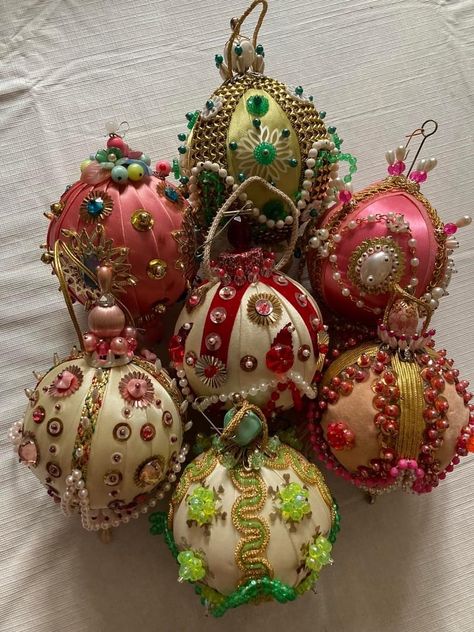 Diy Christmas Ornaments Aesthetic, Unique Christmas Tree Ornaments, Vintage Xmas Tree Decorating Ideas, Pushpin Ornaments, Anthro Inspired Christmas, Whimsigoth Christmas, Eclectic Christmas Decor, Artsy Christmas, Satin Ornaments