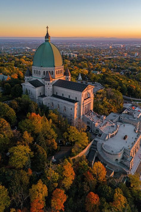 A guide to Montreal, where Canada's cultures merge Le Plateau Montreal, Montreal Canada Photography, Montreal Canada Aesthetic, Sketching Prompts, Canada Culture, Montreal Aesthetic, Montreal Winter, Best Bagels, Bar Hopping