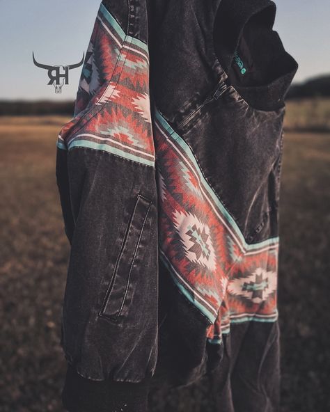 𝗢𝗹𝗱 𝗦𝗰𝗵𝗼𝗼𝗹 🖤🖤 #ranchlandhippie #westerncouture #westernapparel #wildwestfashion #wildwestwardrobe #rodeoready #rodeoattire #westernwardrobe #westernvibes #punchyvibes #rodeogirls #rodeooutfit #cowgirlvibes #angus #westernjackets #brahman #brahmancattle #90sfashion #90style #westerninfluencer #westerngrunge #westernlifeandstyle #aztec #westernhomedecor #westernclothing #westernjacket #westernstyle Western Jackets For Women, Punchy Western Fits, Vintage Western Room Ideas, 90s Country Fashion Women, Livestock Judging Outfits, 80s Western Fashion, Comfy Country Outfits, 90s Rock Aesthetic, Western Wishlist