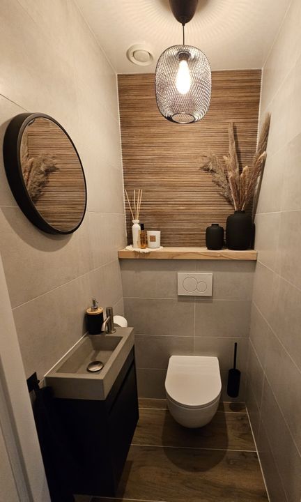 Compleet toilet met tegels koop je bij Sanidirect - Sanidirect Wc Room, Cozy Toilet, Toilet With Wood Wall, Natural Toilet Design, Small Guest Toilet, Tiny Toilet, Easy To Clean Toilet Design, Small Toilet Design Ideas, Toilet Sink Combo