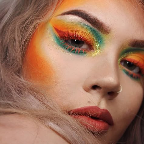 Hawaiin Theme Makeup, Parrot Eye Makeup, Parrot Costume Makeup, Parrot Makeup Halloween, Fruit Inspired Makeup, Tropical Makeup Look, Parrot Makeup, Jungle Makeup, Tropical Costume