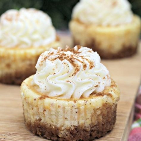 Mini Eggnog Cheesecake, Cheesecake Recipes Easy, Eggnog Cheesecake Recipe, Eggnog Dessert, Eggnog Cheesecake, Christmas Cheesecake, Banana Pudding Cheesecake, Mini Cheesecake Recipes, Eggnog Recipe