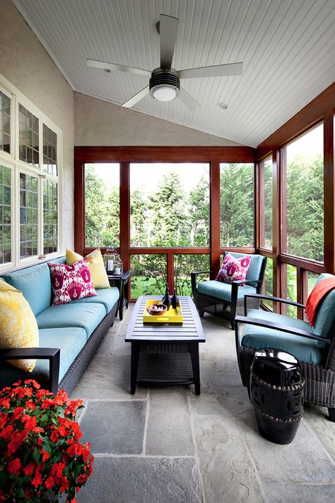 Screen in porch designed by Claire Paquin of Clean Design. Photo by Donna Dotan (via House of Turquoise). Veranda Design, Outdoor Sectionals, Porch Design Ideas, Screened Porch Designs, Three Season Room, Hanging Chairs, Porch Swings, Sunroom Designs, Diy Lampe