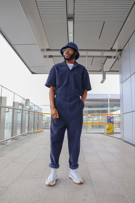 Urban Overalls Outfit, Mens Jumpsuit Fashion Street Styles, Boiler Suit Outfit Street Style, Men’s Jumpsuit Outfit, Men’s Boiler Suit, Boiler Suit Outfit Men, Mens Boiler Suit, Mens Coverall Outfit, Coveralls Mens Fashion